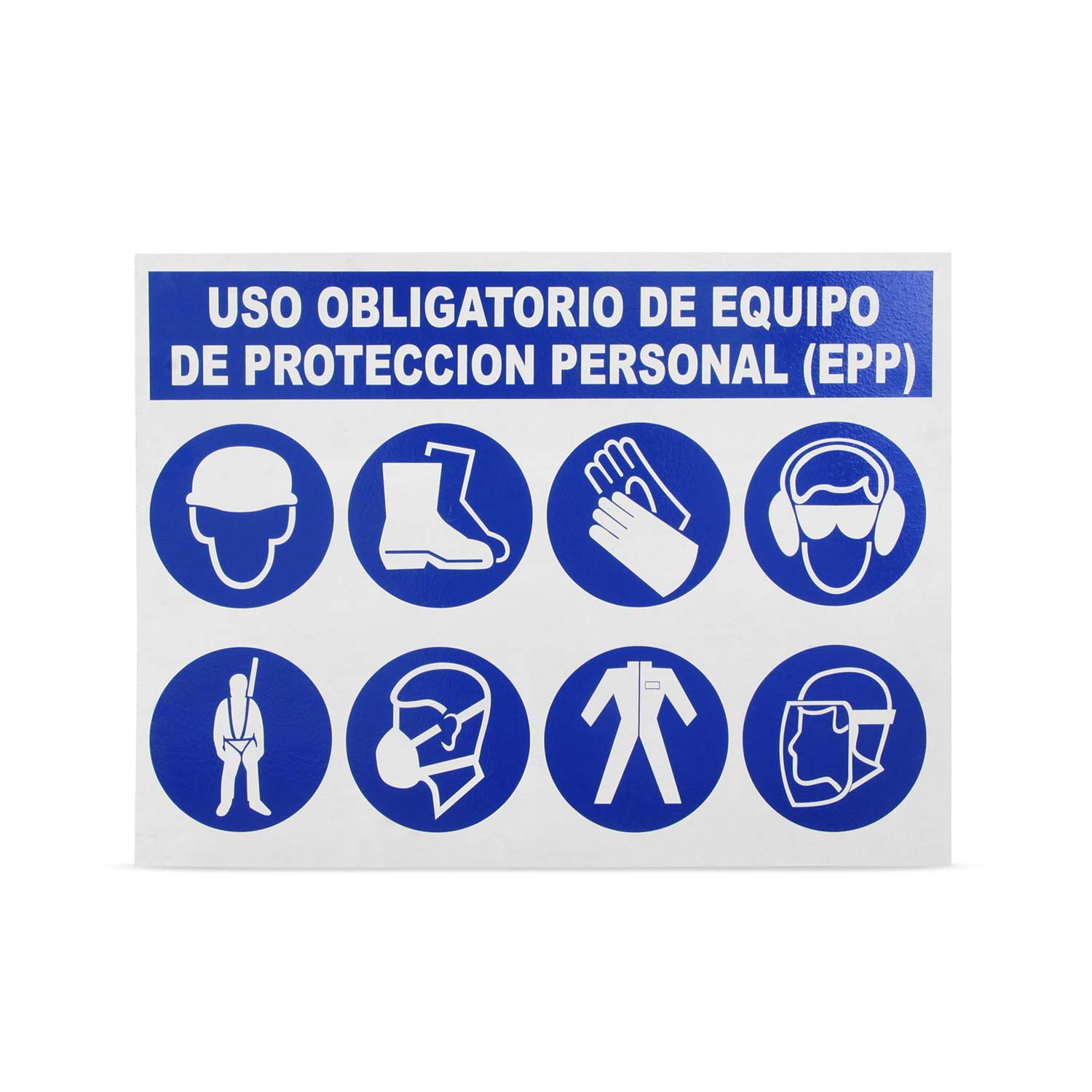 Señales de seguridad de obligación PRL: Un trabajador SATISFECHO con EPP completo (casco, guantes, gafas) en un área industrial, con el fondo de una señal azul de obligación brillando por su efecto fotoluminiscente.