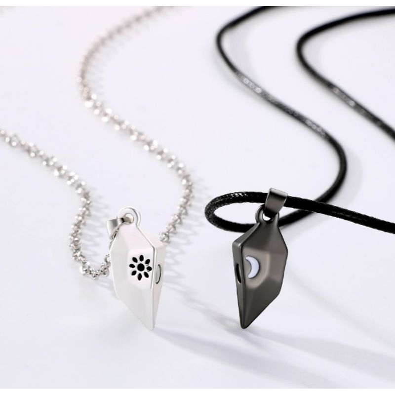Collar-doble-corazon-con-iman-luna-y-sol-para-mejores-amigos-o-parejas-San-Valentin