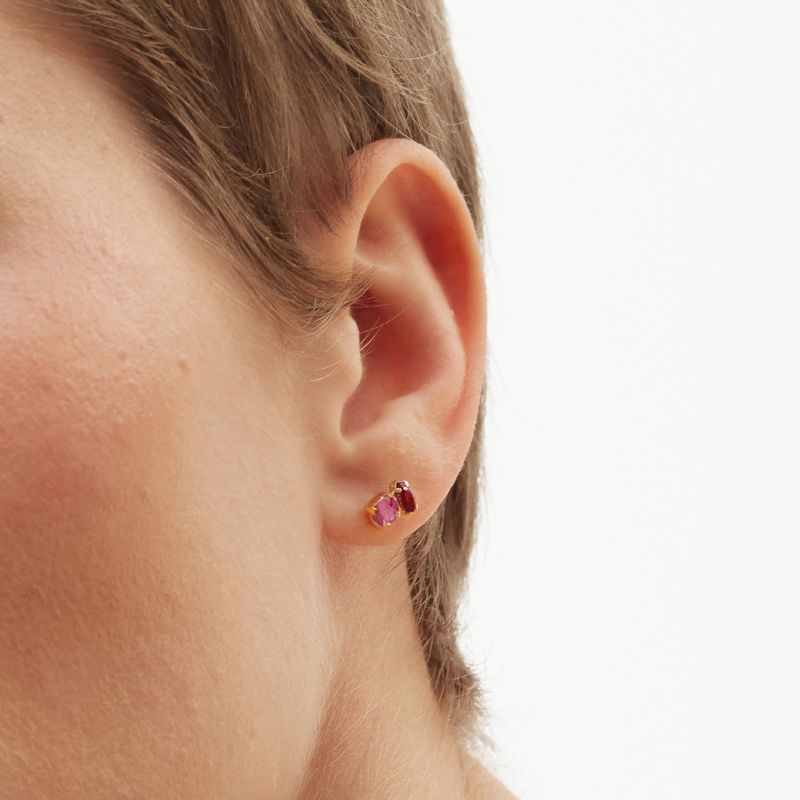 Pendientes-Victoria-Cruz-pegados-combinacion-de-formas-color-rosa-bañados-en-oro
