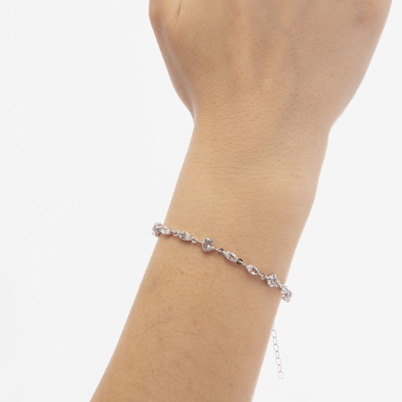 Pulsera-Victoria-Cruz-ajustable-marquesa-color-blanco-elaborada-en-plata