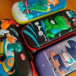 Mochila-Don-t-Bug-Me---Cartuchera-de-Dinosaurio-para-Niños