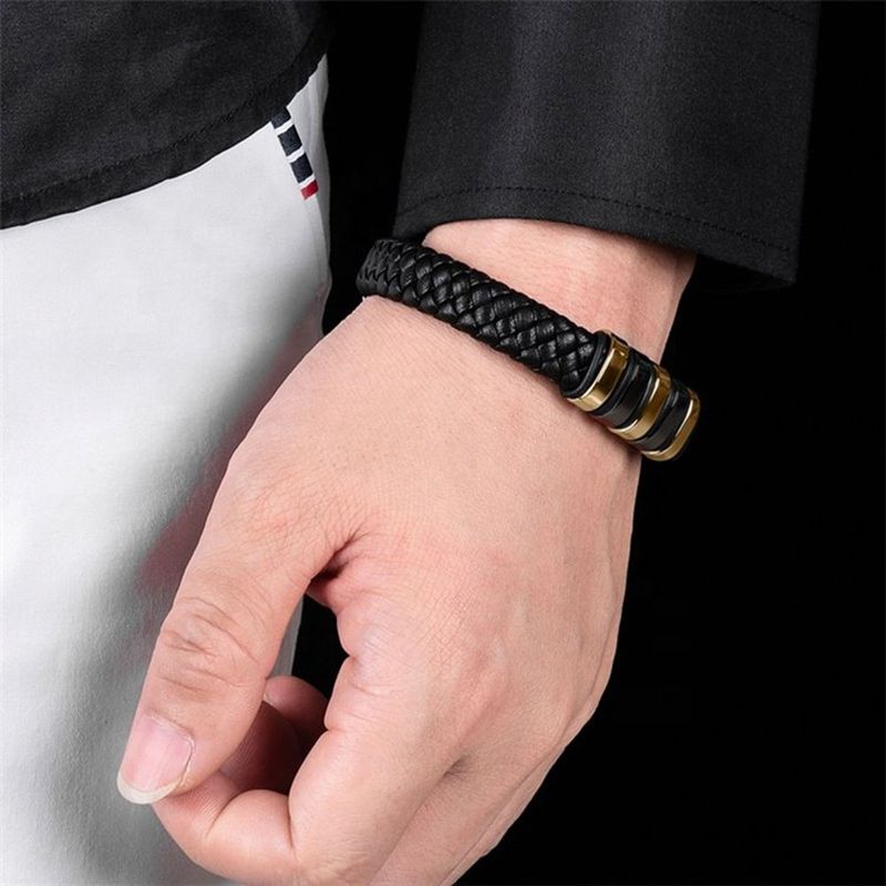 PULSERA-HOMBRE-CUERO-NEGRO-Y-ACERO-INOXIDABLE-DORADO-ACCESORIOS-HOMBRE