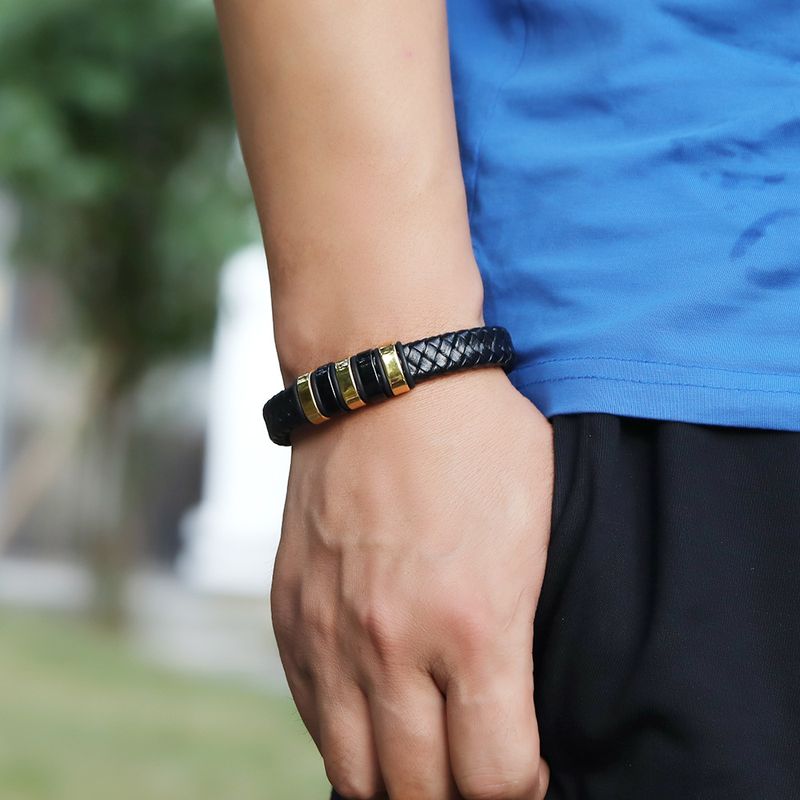 PULSERA-HOMBRE-CUERO-NEGRO-Y-ACERO-INOXIDABLE-DORADO-ACCESORIOS-HOMBRE