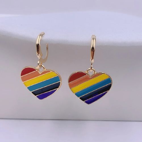 Aretes dorados corazones arcoiris pride