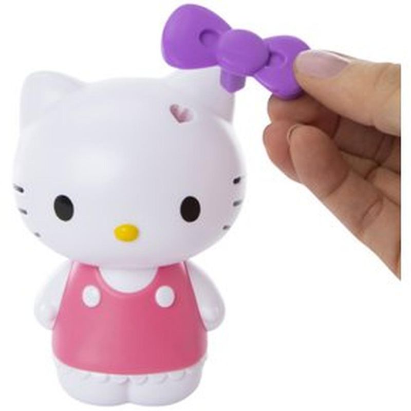 Muñeca-Hello-Kitty-con-accesorios-intercambiables-y-stickers