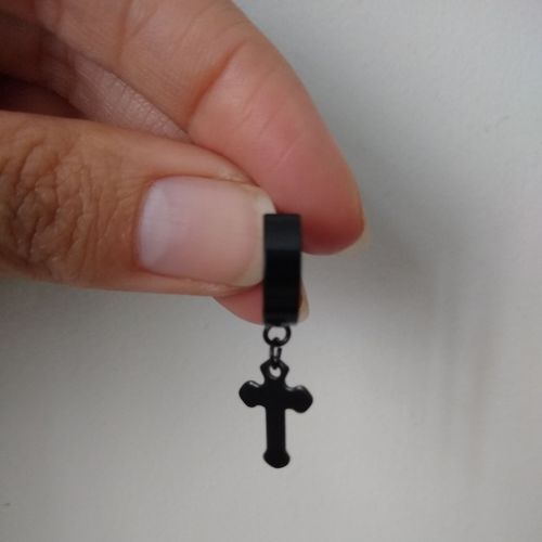 Arete piercing solitario colgante cruz negro modelo ondeado