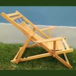 Silla-Perezosa-tumbona-para-terraza-en-madera--acabado-pulido
