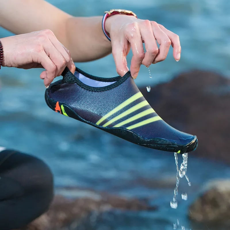 Aquashoes-aqua-moda-M1A-Unisex-Negro-Lineas-Verdes