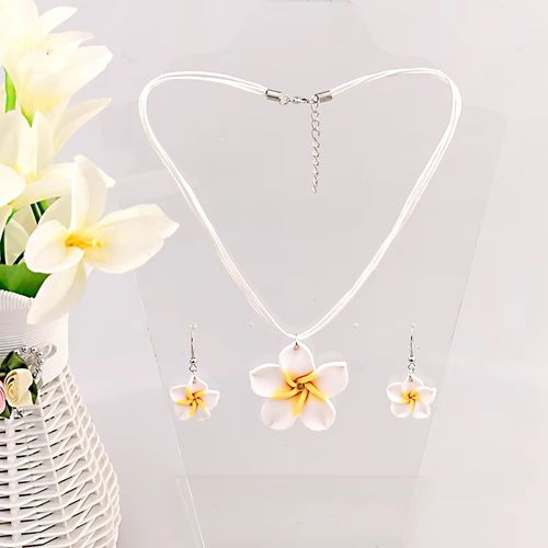 Set collar y aretes flores blancas