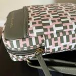 Crossbody-O-Cartera-Tommy-Hilfiger-porta-Celular-MONOGRAM-II---Verde-con-Rosado