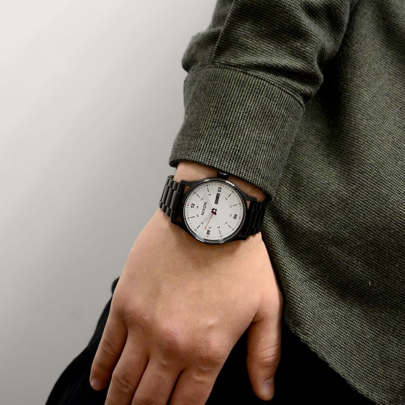 Reloj-Nixon-Sentry-A356005-Fecha-Acero-Inoxidable-Negro-Dial-Blanco