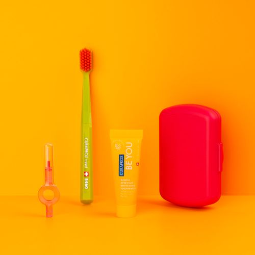 Set de Viaje Curaprox Magenta Cepillo + Crema + Interdental - Set 3 UN