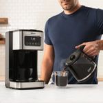 Cafetera-programable-de-12-tazas-con-pantalla-tactil-Oster®-BVSTDC4403