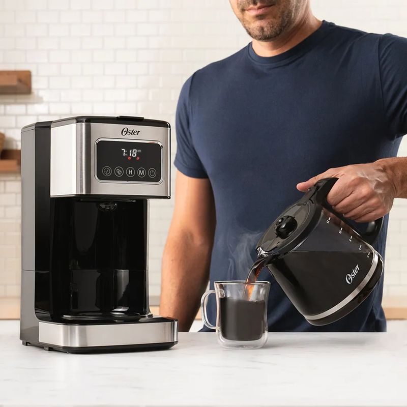 Cafetera-programable-de-12-tazas-con-pantalla-tactil-Oster®-BVSTDC4403