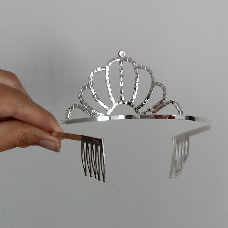 Corona-tiara-diadema-plateada-grande-cumpleaños-quinceañero-novia-fiesta-princesa-modelo-reina