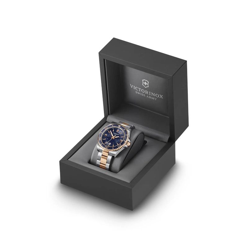 Reloj-Maverick-Large-correa-acero-inoxidable-bicolor-dial-azul-Victorinox