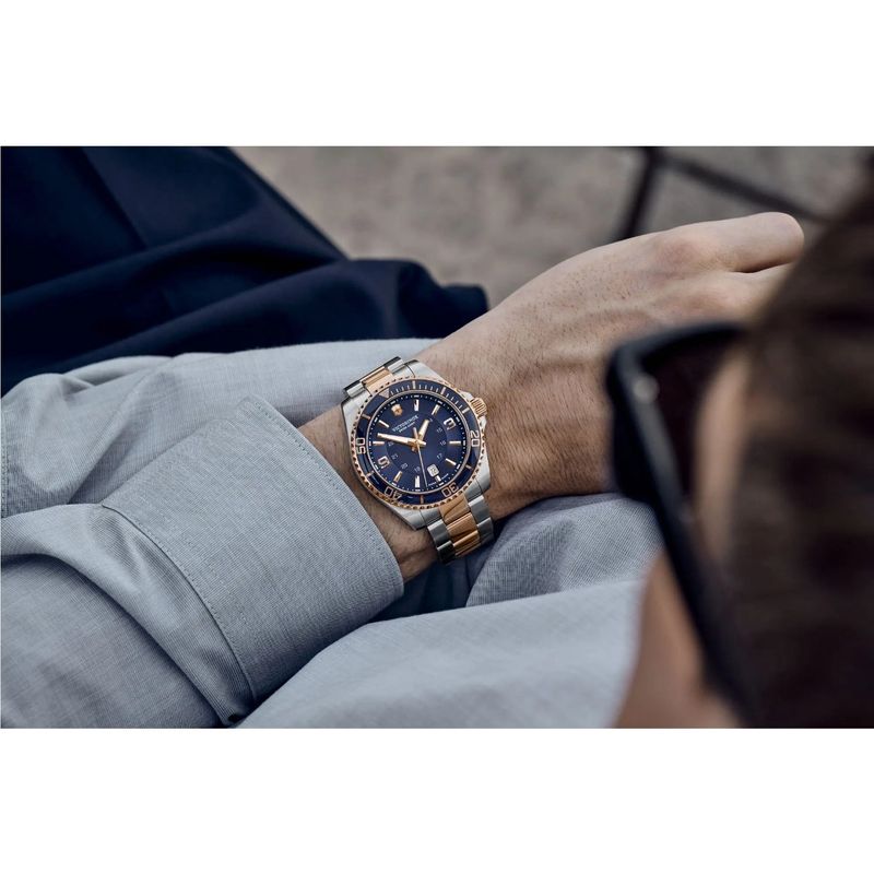 Reloj-Maverick-Large-correa-acero-inoxidable-bicolor-dial-azul-Victorinox