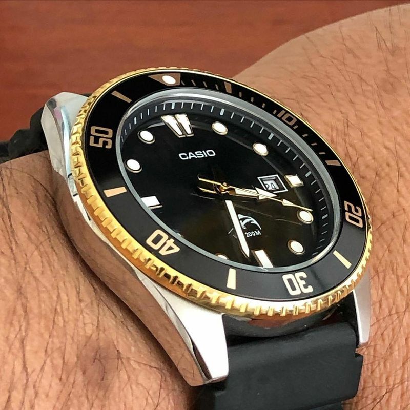 Reloj-Casio-Duro-Marlin-MDV-106G-1AV-Fecha-Acuatico-Correa-De-Resina-Negro-Dorado