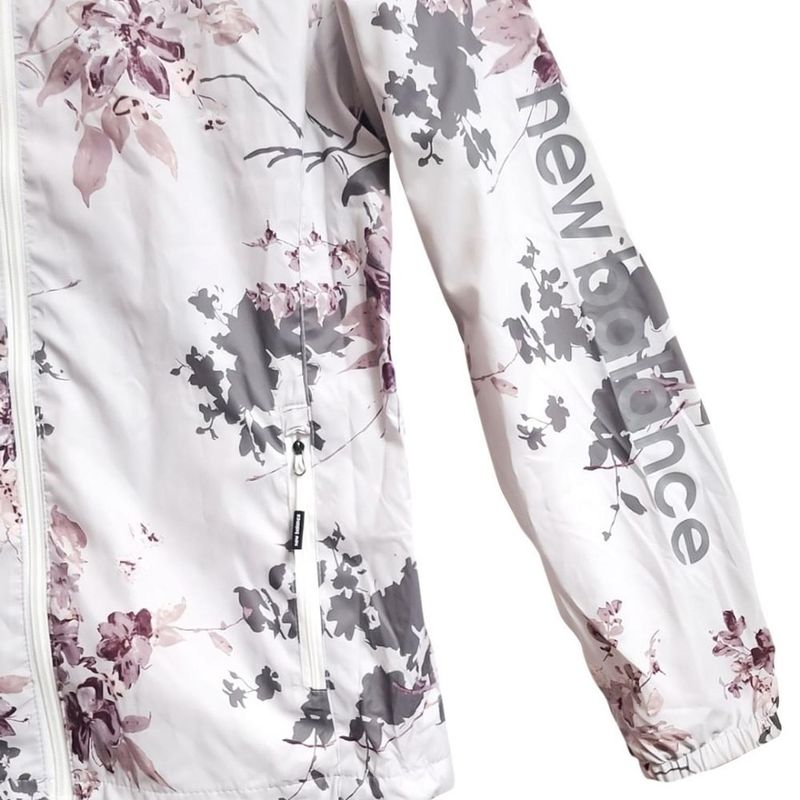 Casaca Cortaviento con Capucha para Mujer New Balance Flores