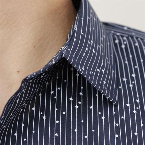 camisa sport 100% algodón azul con diseño de estrellas blancas