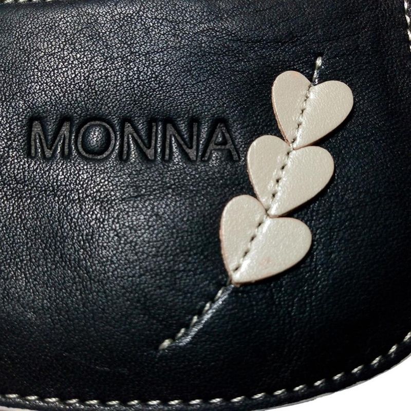 Monedero-de-Cuero-Mujer-Negro--con-Corazones-beige-