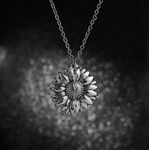 Collar-de-girasol-plateado-you-are-my-sunshine-