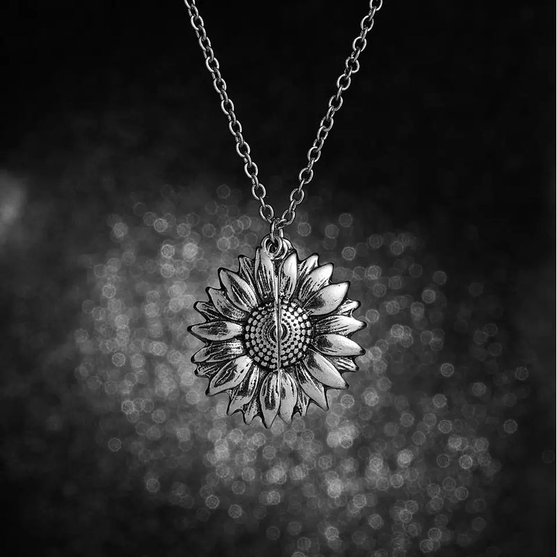 Collar-de-girasol-plateado-you-are-my-sunshine-